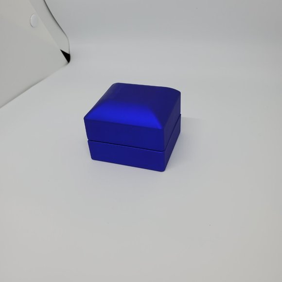 LED Lighted Engagement Ring Box. Sapphire Blue - Black Velvet - Picture 9 of 9